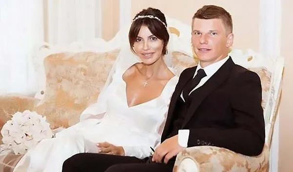 Ünlü futbolcu Andrey Arshavin'in eşi ve çocukları uçaktan indirildi