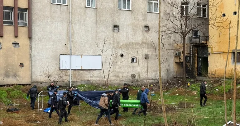 Çatıdan düşen genç hayatını kaybetti