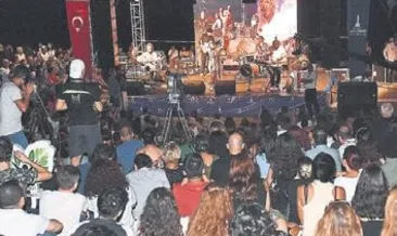 Izmir’de denize karsı müzik keyfi