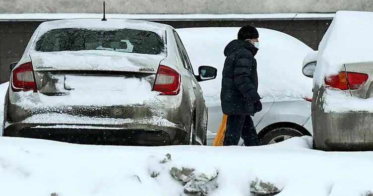 Termometrelerin eksi 20’yi gösterdiği Moskova’da kar trafiği kilitledi
