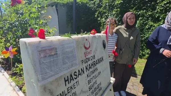 kutahyali-ogrenci-gokalp-kahraman-2016-yilinda-sehit-olan-babasinin-mezarina-her-yil-karnesini-getirip-birakiy-1784124693603.jpg