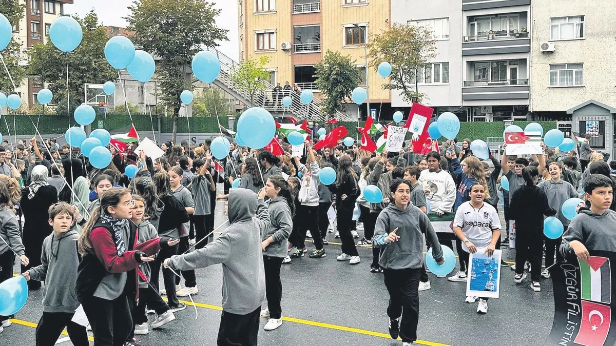 Balonlar Gazze için gökyüzüne bırakıldı Balonlar Gazze için gökyüzüne bırakıldı