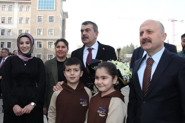 bakan-yusuf-tekin-degerlerimizi-gelecek-kusaklara-tasiyacak-mufredati-hayata-gecirmis-olacagizmilli-egitim-bak-1736938736379.jpg