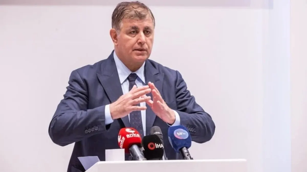 Sonunda bu da oldu! Başkan Tugay'dan tartışma yaratacak karar: Gazetecinin paylaşımlarına kızdı, eşini işten attı!