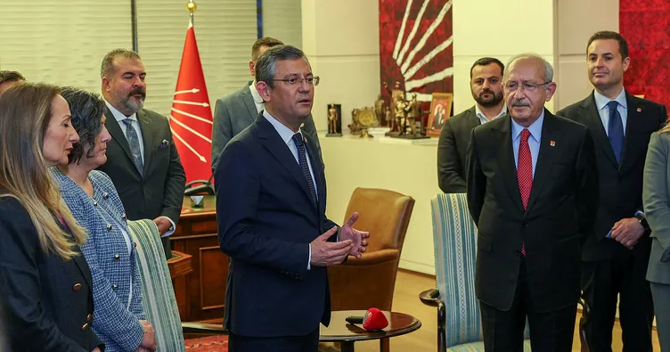 Kemal Kılıçdaroğlu koltuğu Özgür Özel’e böyle devretti! Dikkat çeken kareler