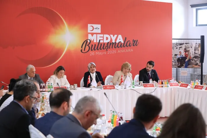 kizilay-baskani-fatma-meric-yilmaz-gazzeye-kurban-bagislar-konserve-olarak-gidecek-1748330771574.jpg