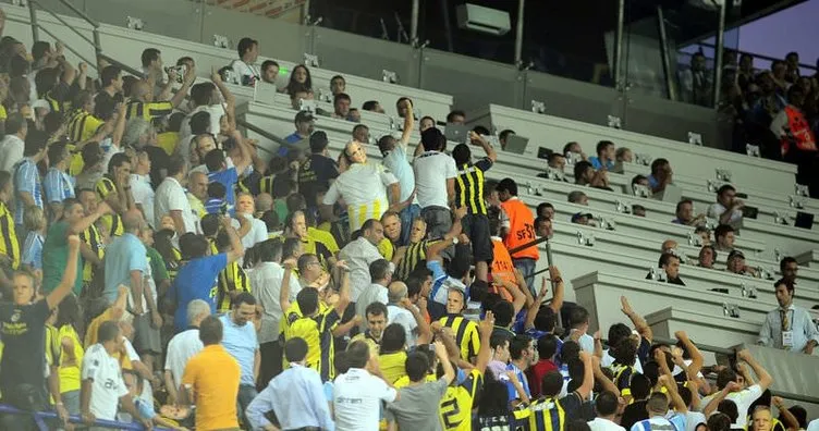 Fenerbahçe taraftarı tribünü yıktı
