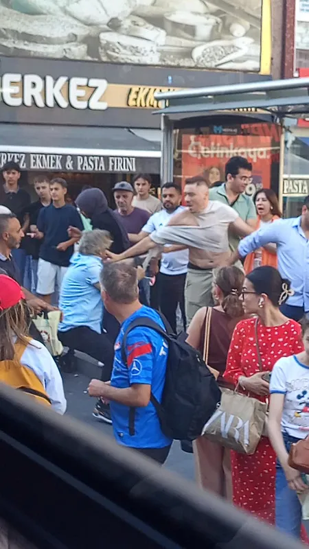 iett-otobusunde-kavga-cikti-o-anlar-kamerada-1751393028059.jpeg