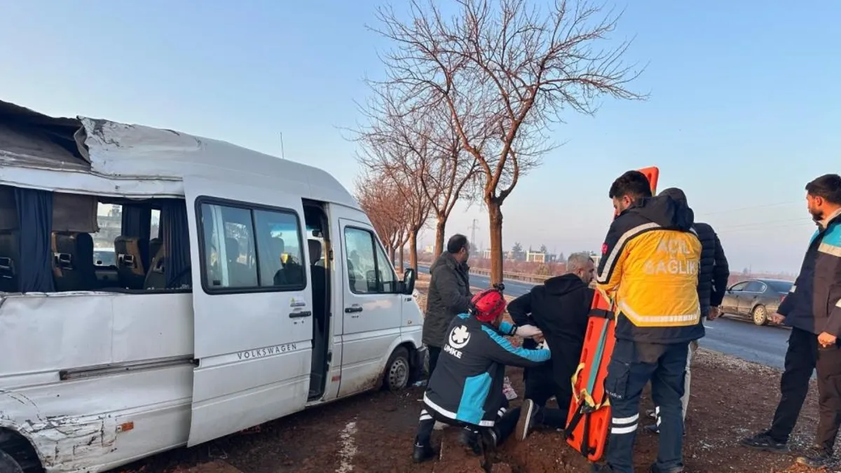 Gizli buzlanma kazaya sebep oldu! İşçi servisi ağaca çarptı: 7 yaralı