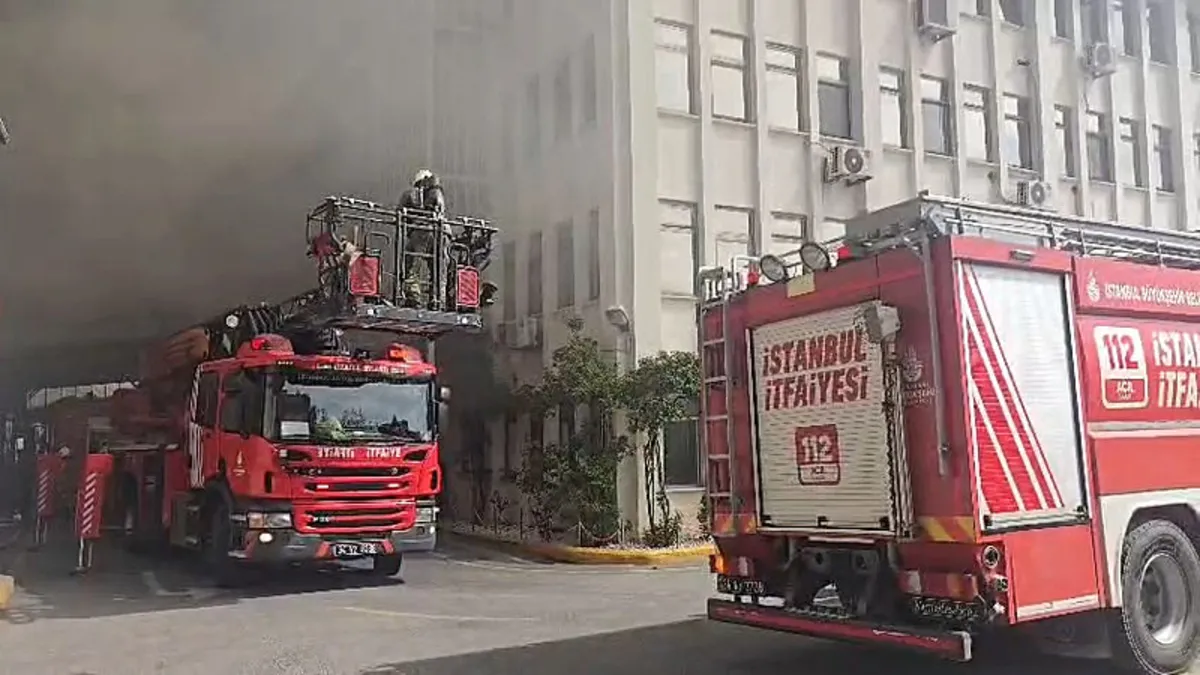 Ümraniye’de iş yerinde yangın: Ekipler bölgeye sevk edildi Ümraniye’de iş yerinde yangın: Ekipler bölgeye sevk edildi