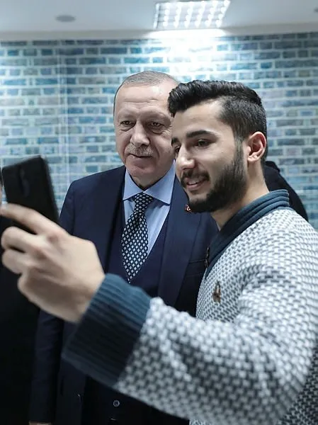 Başkan Erdoğan millet kıraathanesinde gençlerle bir araya geldi
