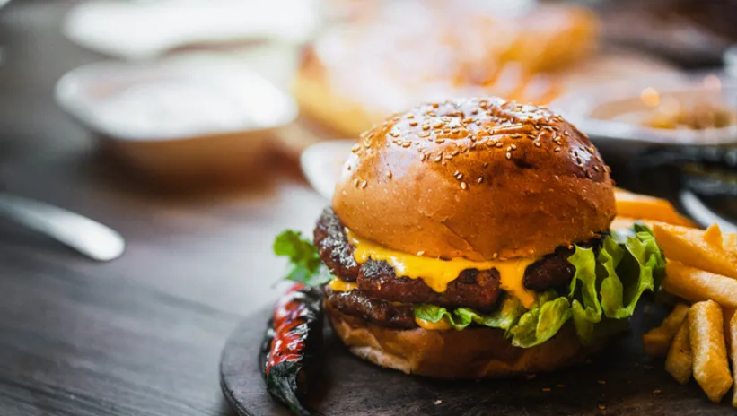 BİR DAHA DIŞARIDA YEMEYECEKSİNİZ! İŞTE EN LEZZETLİ HAMBURGERİN PÜF NOKTASI