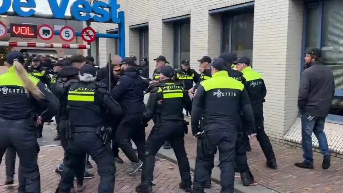 Hollanda polisinden Galatasaray taraftarın müdahale! Hollanda polisinden Galatasaray taraftarın müdahale!