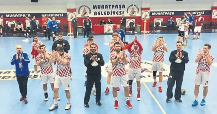 Hentbol yüz güldürdü