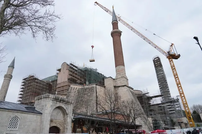 turizm-bakani-ersoydan-ayasofya-i-kebir-camii-restorasyonu-aciklamasi-ozgun-doku-korunacak-1784880684742.jpg