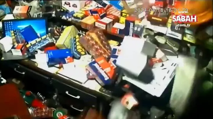 Tokat'ta deprem anı güvenlik kamerasında