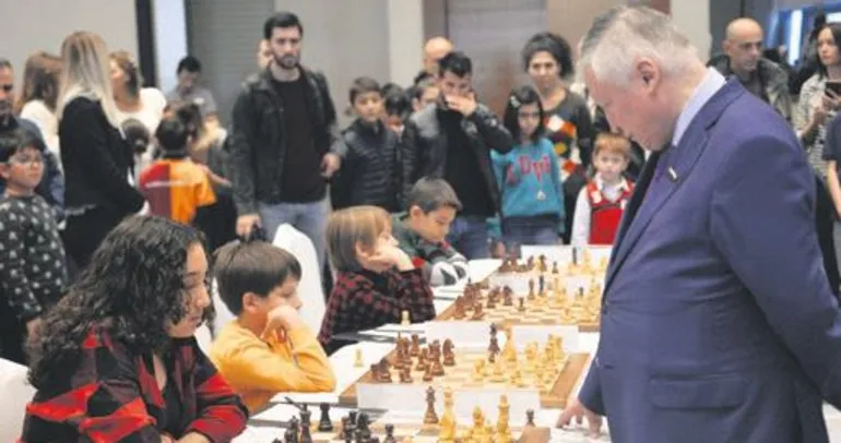 12 yaşındaki Işıl Karpov’u pes ettirdi