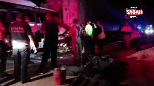İzmir'de servis minibüsü ile tır çarpıştı: 2 ölü | Video