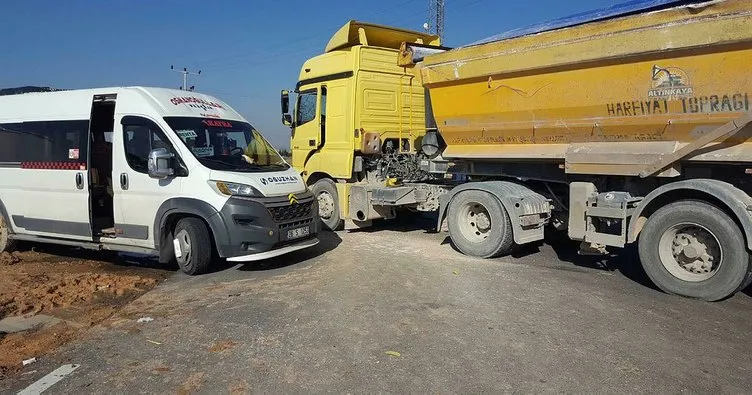 Eskişehir’de işçi servisi, TIR ile çarpıştı: 15 yaralı
