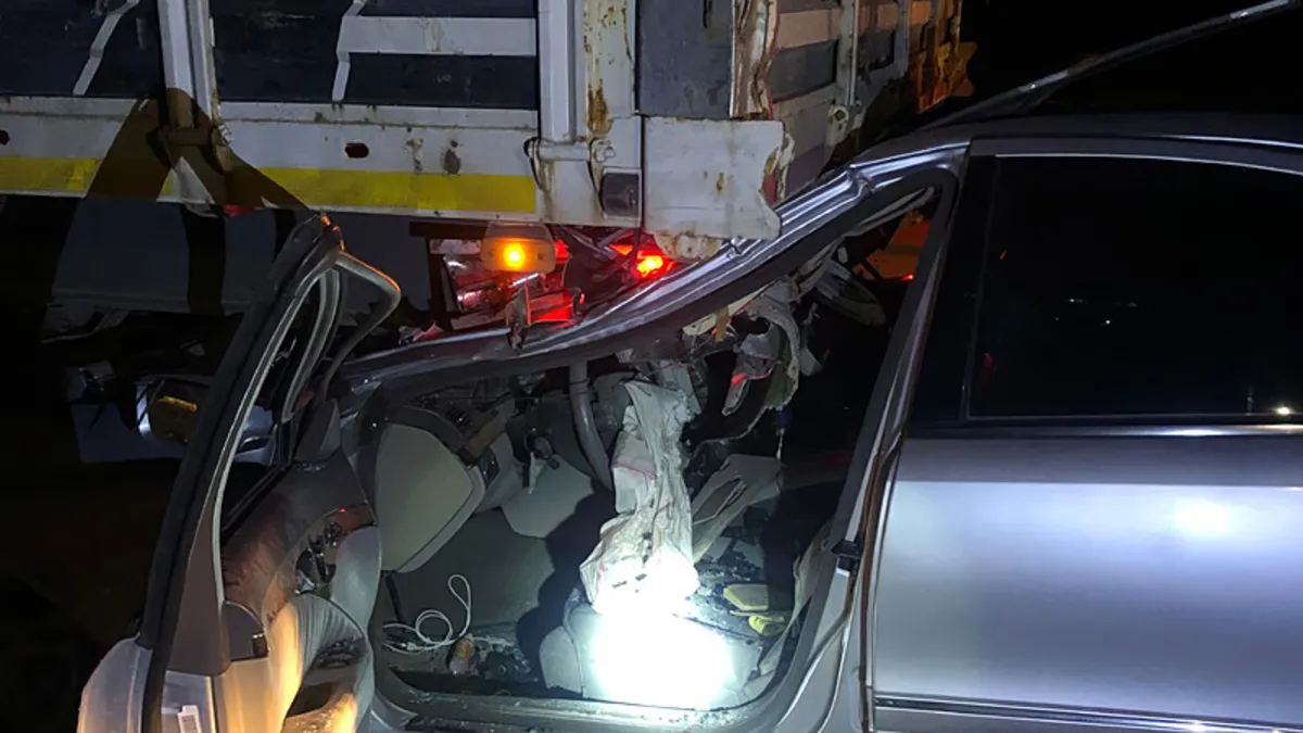 Otomobil park halindeki tıra çarptı: Sürücü ağır yaralandı! Otomobil park halindeki tıra çarptı: Sürücü ağır yaralandı!