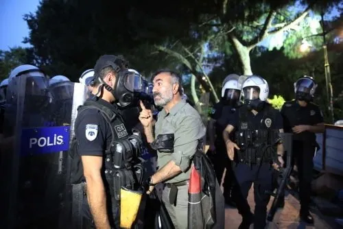 Taksim Gezi Parkı savaş alanına döndü