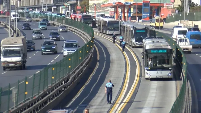 istanbul-sefakoyde-iki-metrobus-carpisti-yaralilar-var-1761035812656.jpg İstanbul Sefaköy'de iki metrobüs çarpıştı: Yaralılar var!