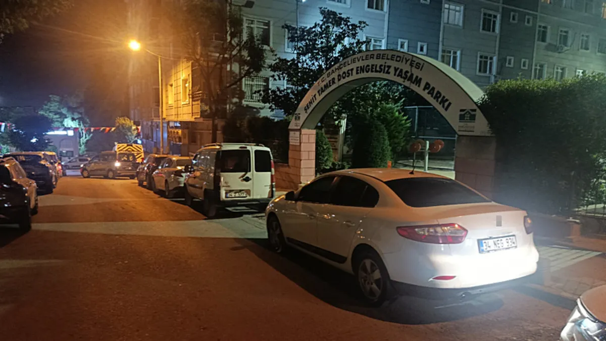 Bahçelievler’de silahlı saldırı! Husumetli olduğu iki kişiyi bacağından vurdu Bahçelievler’de silahlı saldırı! Husumetli olduğu iki kişiyi bacağından vurdu
