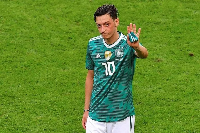 mesut-ozilin-babasi-mustafa-ozilden-flas-itiraf-almanya-icin-ben-ikna-ettim-1699436846427.jpeg