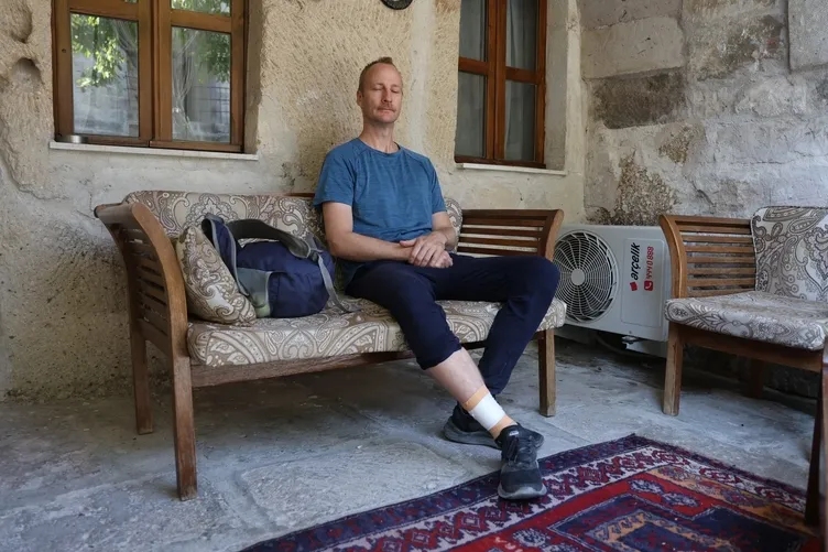 Kapadokya’da korku dolu anlar: Sokak köpekleri Avustralya’lı turiste saldırdı!