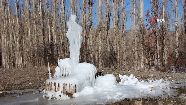 Erzurum'da soğuktan patlayan çeşmede ortaya buzdan heykel çıktı | Video