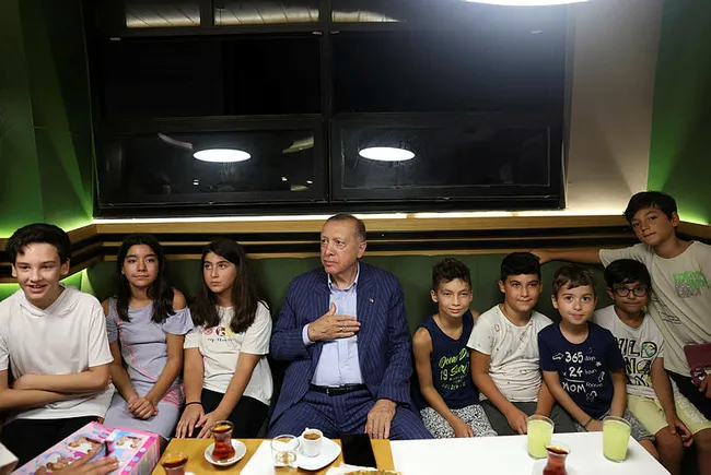 cumhurbaskani-erdogan-pastanede-vatandaslarla-sohbet-etti-1661630176132.jpg