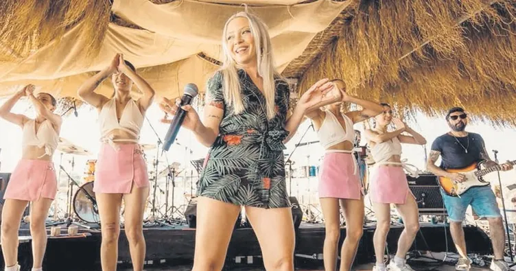 Ece Seçkin 7 dilde şarkı söyledi