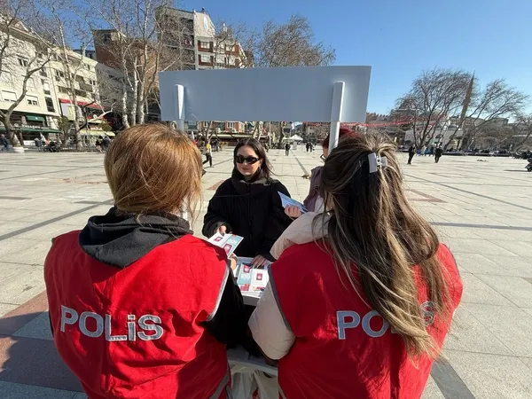 kadin-polislerden-kades-bilgilendirme-calismasi-1741425009319.jpg