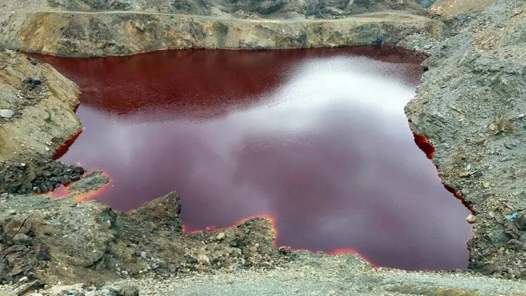 Terk edilmiş madendeki gölet, kızıla boyandı
