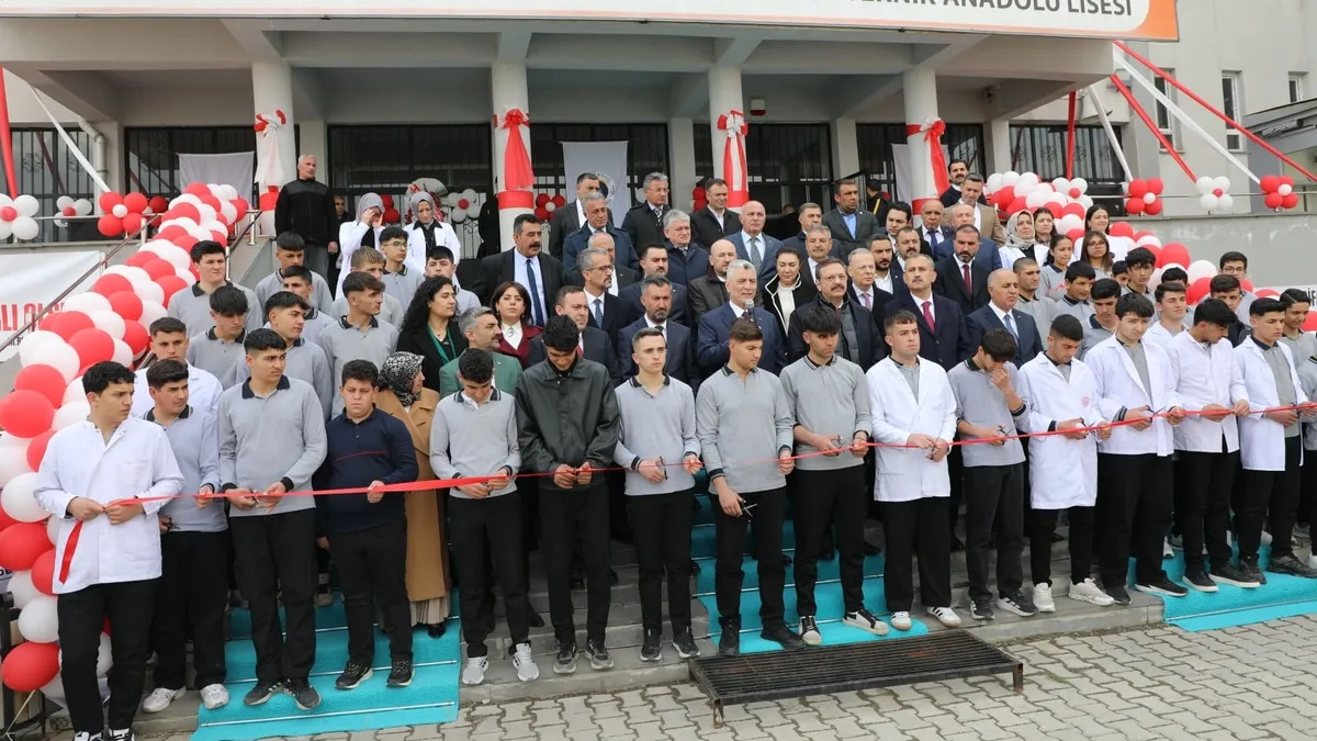 Ticaret Bakanı Bolat, TOBB Mesleki ve Teknik Anadolu Lisesi açılışına katıldı Ticaret Bakanı Bolat, TOBB Mesleki ve Teknik Anadolu Lisesi açılışına katıldı