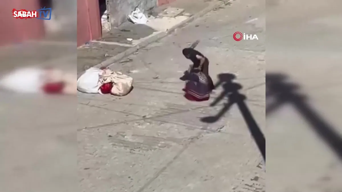 Eşini bayılıncaya kadar sokak ortasında döven şahıs kamerada | Video videosunu izle Eşini bayılıncaya kadar sokak ortasında döven şahıs kamerada | Video videosunu izle