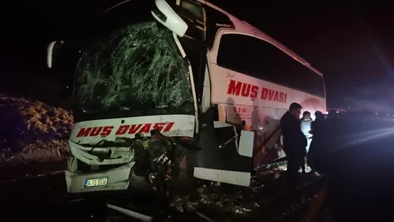 son dakika tir ile otobus carpisti