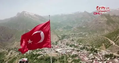 Teröristler ’girilmez’ diyordu, Mehmetçik 150 metrekarelik Türk bayrağını böyle göndere çekti! | Video