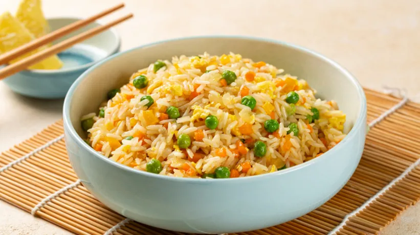 Hem pratik hem lezzetli! 20 dakikada yumurtalı sebzeli pilav tarifi
