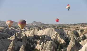 Kapadokya’da figürlü balonlar gösteri uçuşu yaptı