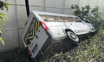 Antalya’da servis minibüsü bahçeye devrildi: 6 öğrenci hafif yaralandı