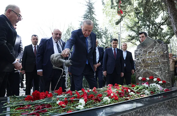 baskan-erdogan-alparslan-turkesin-kabrini-ziyaret-etti-1712236067211.jpeg