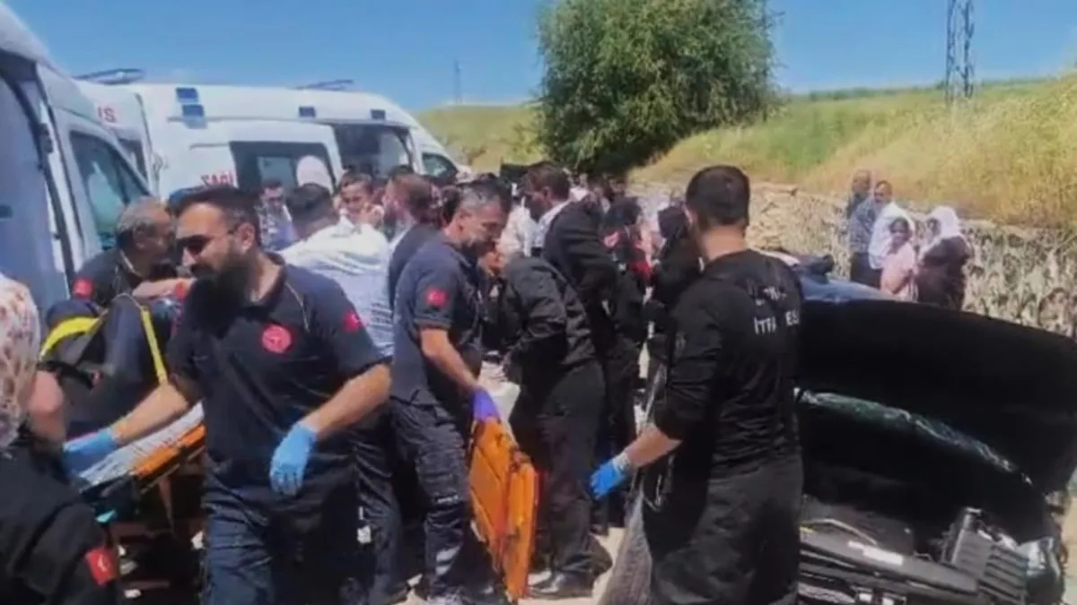 Batman'da feci kaza! Otomobil istinat duvarına çarptı: 5 yaralı
