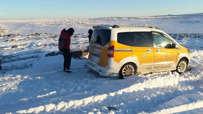 Diyarbakır’da karda mahsur kalan 1’i bebek 5 kişi AFAD tarafından kurtarıldı