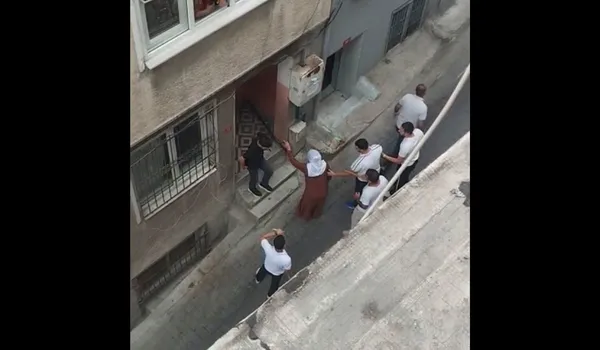 yer-beyoglu-enistesinin-dukkaninda-fon-cektirip-para-vermek-istemeyince-dehseti-yasadi-9-kisi-tas-ve-sopalarla-1786434071302.jpg