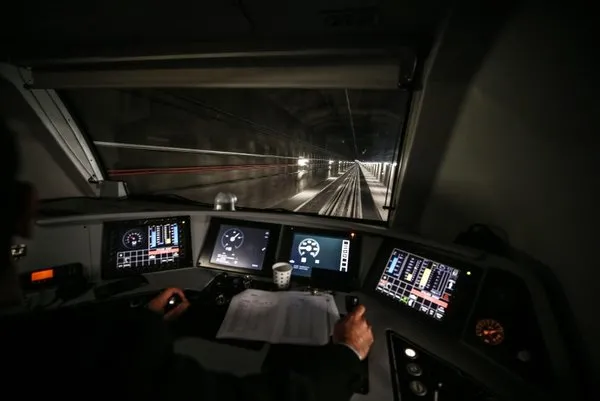 İstanbul'da tarihi an! Marmaray'ı kullanarak Avrupa'ya geçti