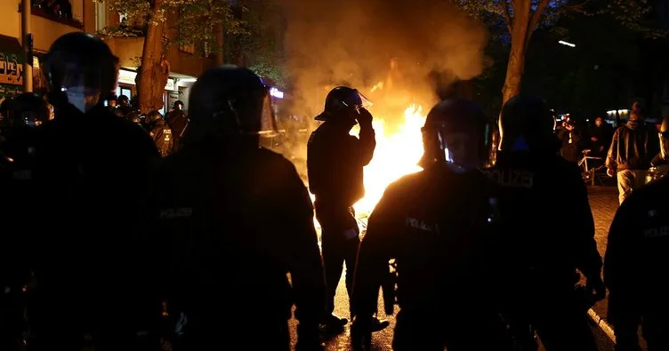 Almanya’da sokaklar karıştı! Polis ile göstericiler arasında çatışma...
