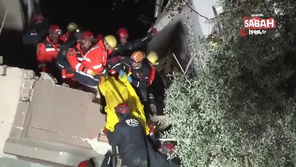 Hatay'da 6.4'lük depremde yıkılan binadan bir kişinin cansız bedeni çıkarıldı | Video