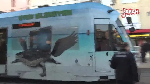 Güngören'de servis minibüsü tramvay yoluna devrildi | Video