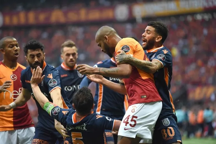 Galatasaray - Medipol Başakşehir maçında saha karıştı